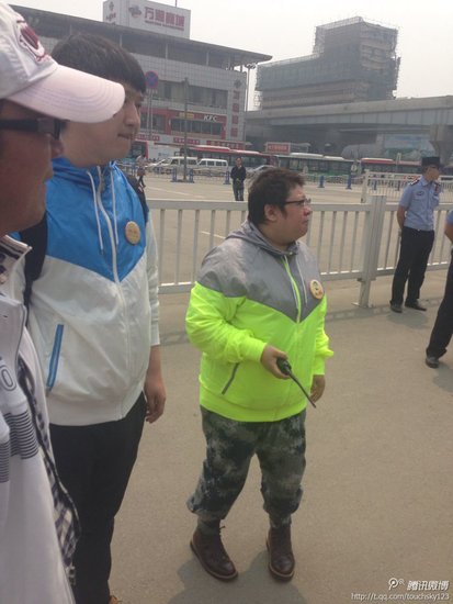 韩红继父去世无暇顾及 携物资赶赴地震受灾地区