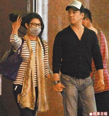 台模与贾静雯前夫十指紧扣当街谈情 似有发福