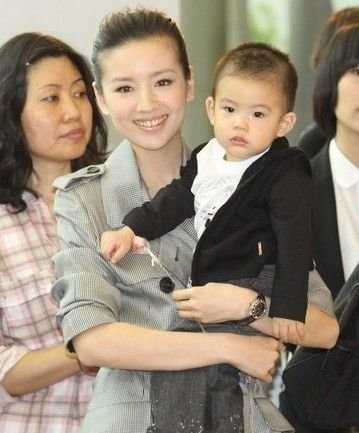 董洁离婚后现状探访:工作停摆 购豪车接送儿子
