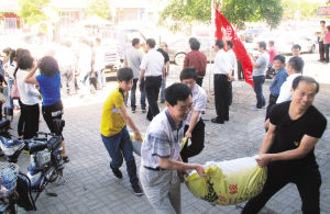 图为党员志愿者活动现场