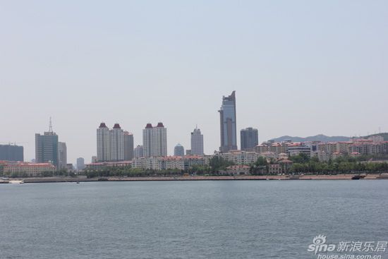 嘉宾乘游艇海上参观对面的优购世界