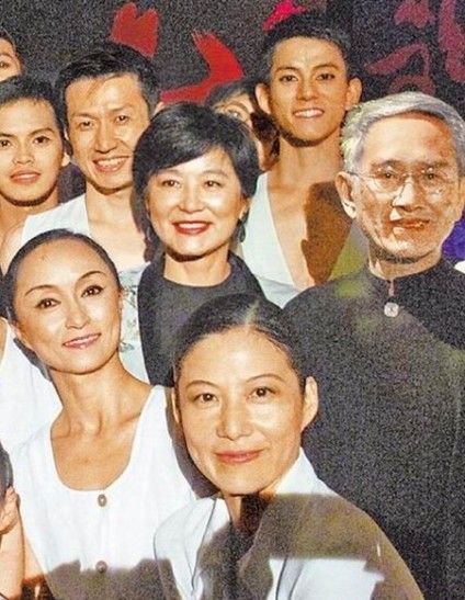 林青霞短发红唇现身莫斯科 支持好友舞蹈剧目