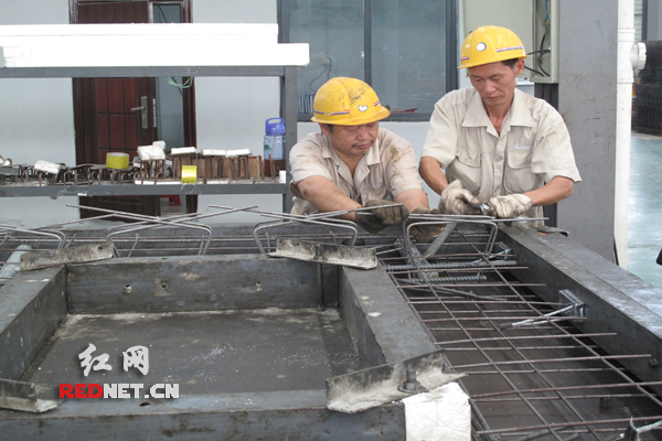 岳阳市临港产业新区负责人向“投资湖南”记者团介绍工作情况。