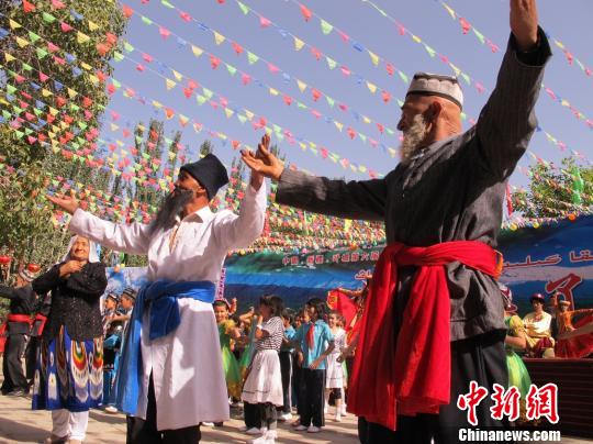 最贵一公斤核桃现场拍出6万元的“天价”。 杨 摄