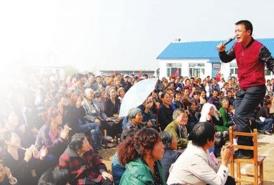 在合义村农民文体艺术节上,场地并不重要,有时一把椅子就是一方舞台。