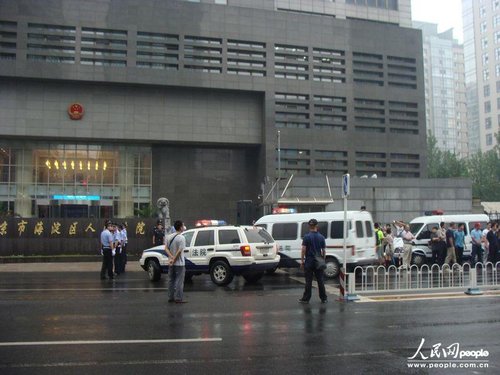 押送李某某等人的四辆警车在9:00左右,开进北京市海淀区人民法院。