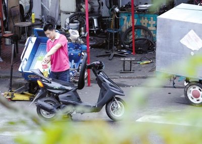 北京部分摩托车修理铺加油后私售散装汽油(图)
