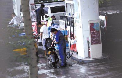 北京部分摩托车修理铺加油后私售散装汽油(图)
