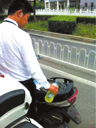 北京部分摩托车修理铺加油后私售散装汽油(图)
