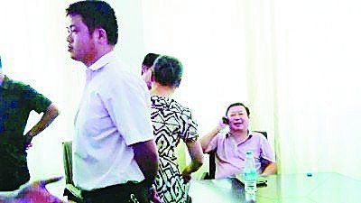 武汉黄陂称正调查官员微笑处理儿童溺亡事件