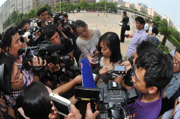 2013年 7月15日,终审宣判后,唐慧在法庭外接受媒体采访。当日9时许,湖南省高级人民法院对“上访妈妈”唐慧诉永州市劳教委行政赔偿案二审作出判决:撤销永州市中级人民法院作出的一审判决,由永州市劳教委向唐慧支付侵犯人身自由的赔偿金、支付精神损害抚慰金2641.15元,但不必再进行书面赔礼道歉,本判决为终审判决。
摄影:新华社记者 龙弘涛