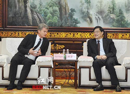 (开幕式前,湖南省委副书记、省长杜家毫会见部分重要客商。)
