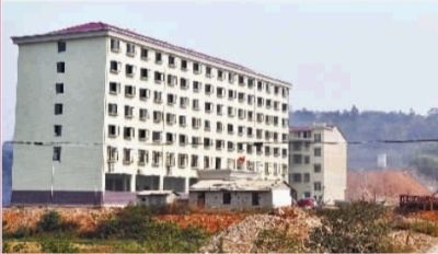 10月23日,长沙市岳麓区莲花镇云盖村村委会的办公大楼。 实习记者 李健 摄 10月23日,长沙市岳麓区莲花镇云盖村村委会的办公大楼。 实习记者 李健 摄