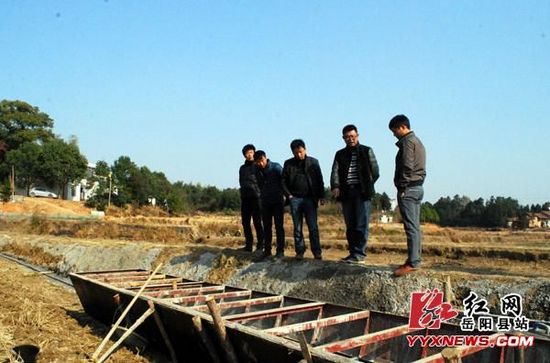 农开办负责人在现场检查