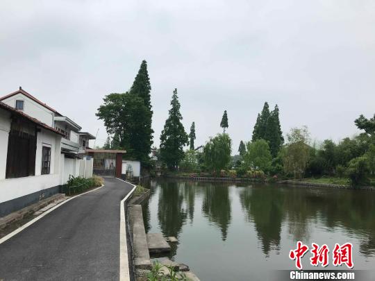 梁家墩的村道已经全部更新为柏油路,通往家家户户。 张斌 摄 梁家墩的村道已经全部更新为柏油路,通往家家户户。 张斌 摄