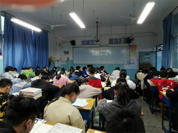 平昌二中:灾难凝聚人心 奋斗成就未来