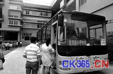 学生在跟车老师的指引下排队上车